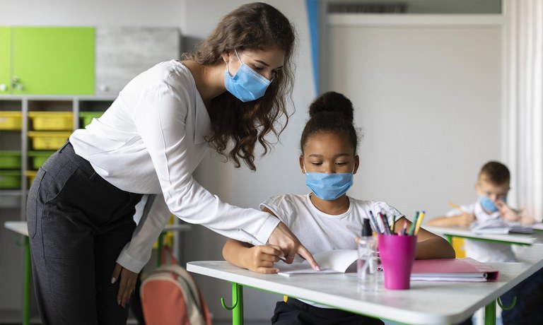 Combate à violência contra a mulher será incluído no currículo escolar