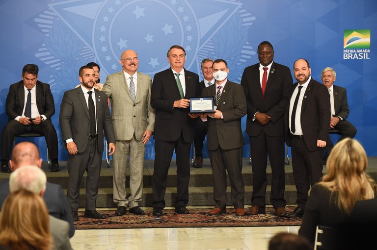 Governo Federal certifica escolas que implementaram o Programa Cívico-Militar