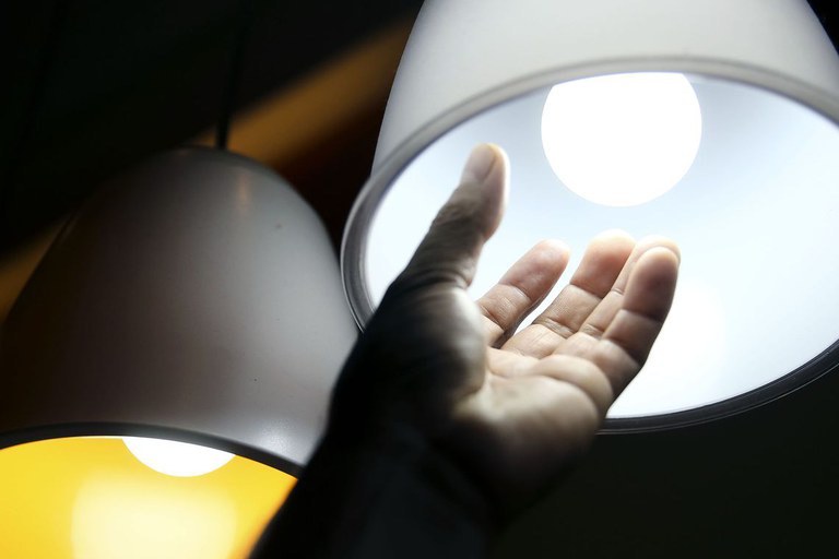 Bolsonaro assina MP que isenta pagamento de energia por pessoas de baixa renda