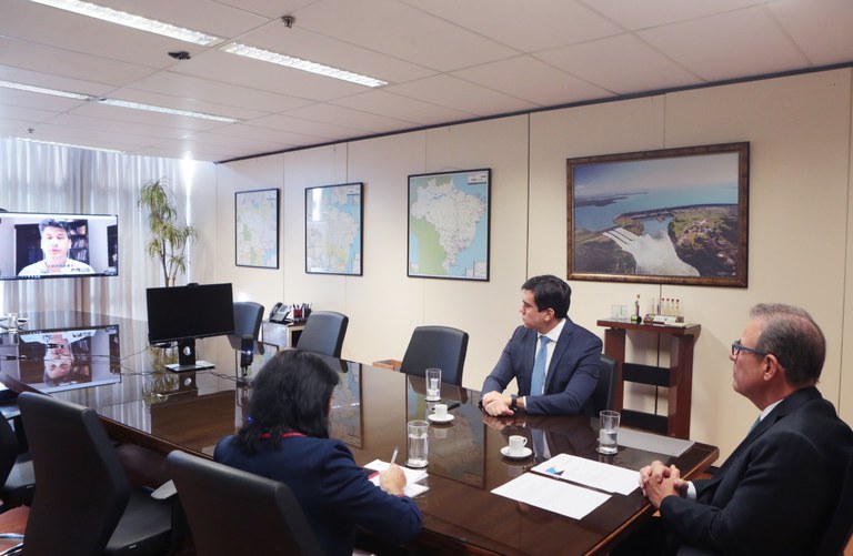 Ministro assina contratos da Conta Covid