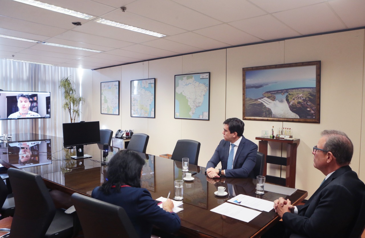 Ministro assina contratos da Conta Covid