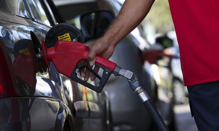 Consumidor será informado de forma clara sobre o preço final do combustível