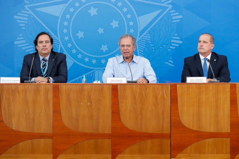 Coletiva auxílio.jpg