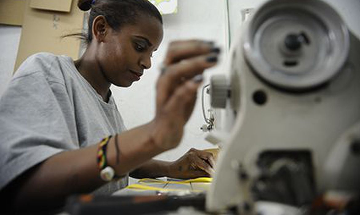 Na sexta alta seguida, setor de serviços avança 2,6% em novembro