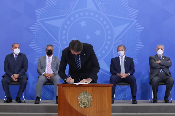  Presidente da República, Jair Bolsonaro assina a medida provisória.  Foto: Marcos Corrêa/PR