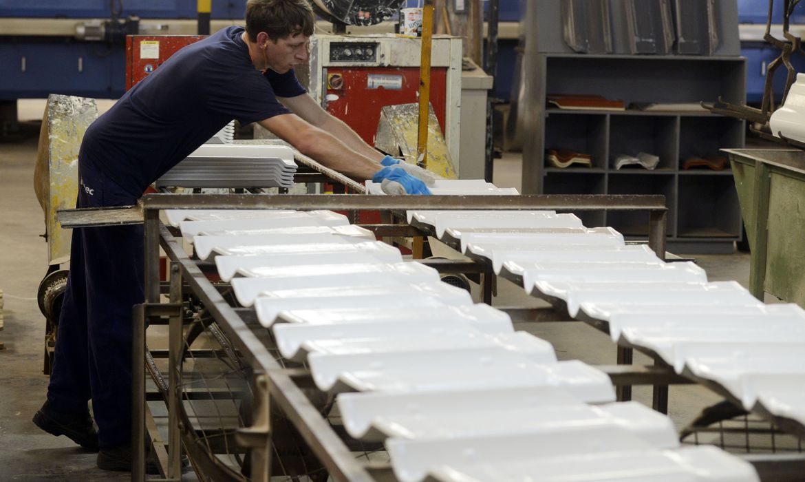 Produção industrial cresce pelo nono mês seguido