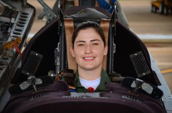 Tenente Juliana Santos é primeira mulher Instrutora de Voo na aeronave T-27