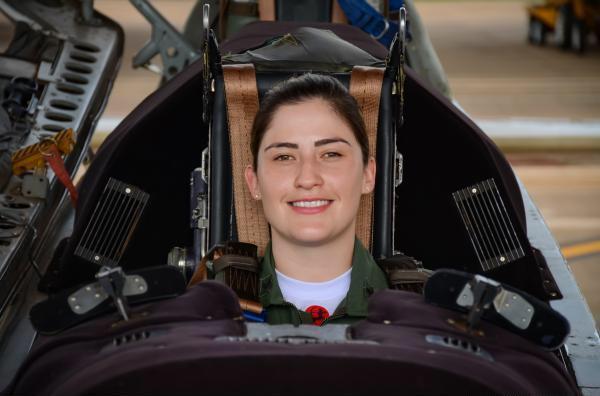 Tenente Juliana Santos é primeira mulher Instrutora de Voo na aeronave T-27