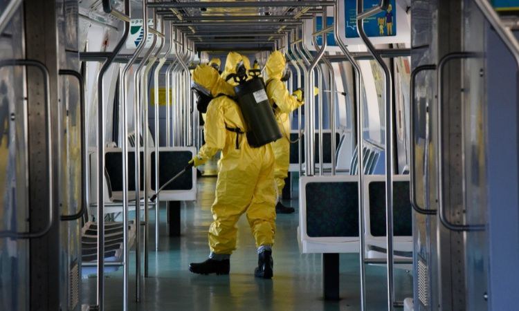 Coronavírus: Militares descontaminam espaços públicos do Rio de Janeiro