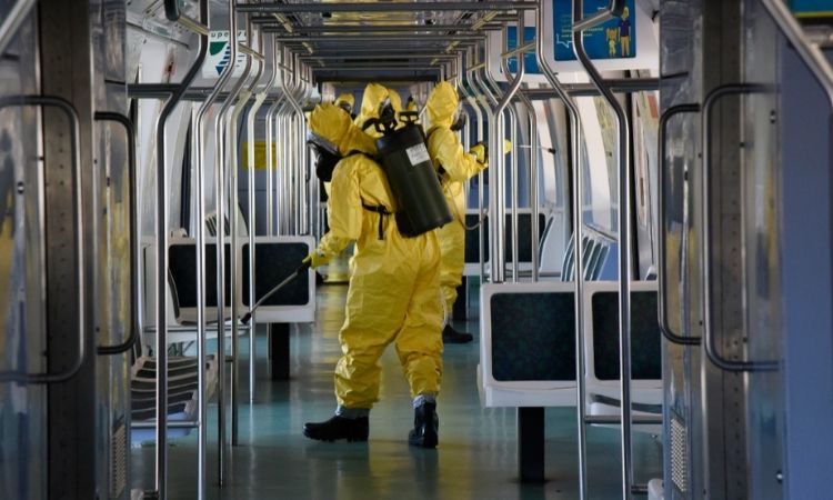 Coronavírus: Militares descontaminam espaços públicos do Rio de Janeiro