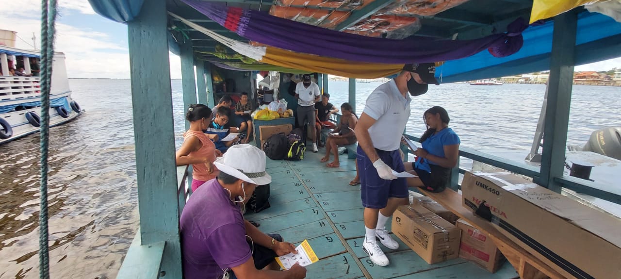 2º Batalhão de Operações Ribeirinhas entrega panfletos na Feira da Providência