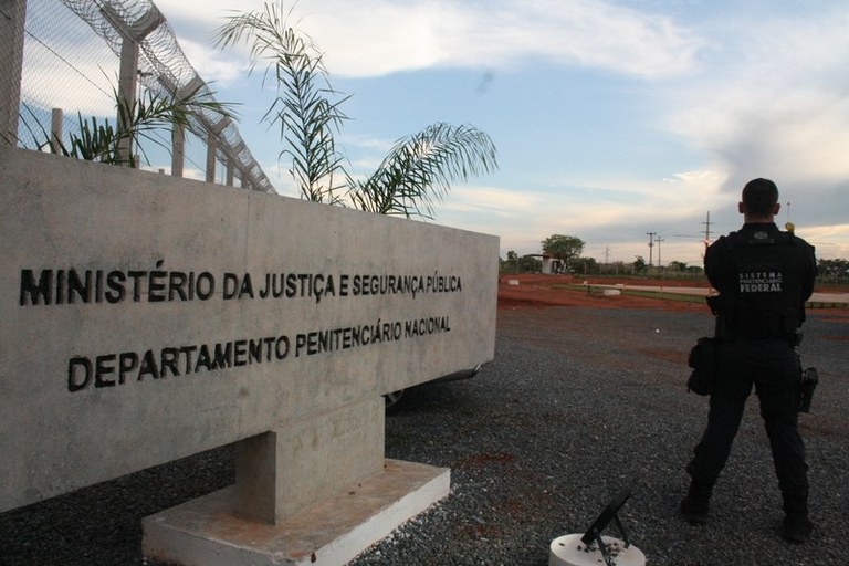 Ministério da Justiça suspende visitas, atividades e escoltas em penitenciárias federais