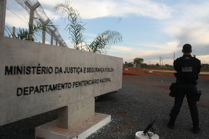 Ministério da Justiça suspende visitas, atividades e escoltas em penitenciárias federais