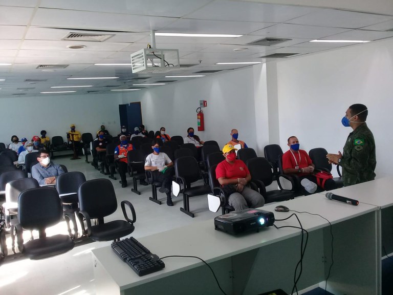 Forças Armadas capacitam funcionários para desinfectar áreas públicas