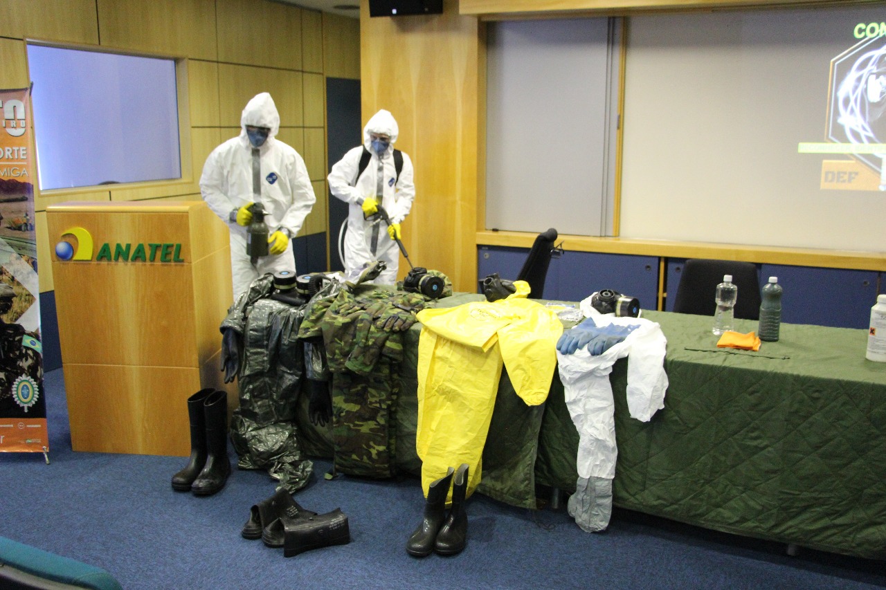 Militares fazem descontaminação de órgão público