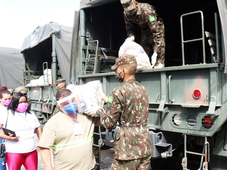 Militares distribuem cestas básicas e kits de higiene que beneficiam mais de 30 mil pessoas