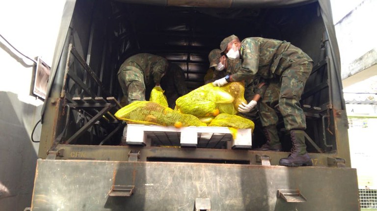 Marinha realiza transporte de alimentos para famílias de baixa renda