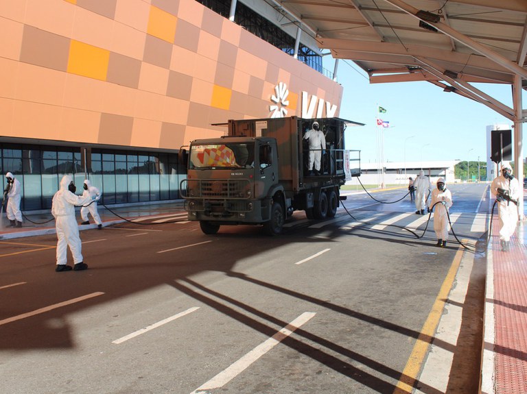 Militares descontaminam órgãos públicos e unidades de saúde em todo o País