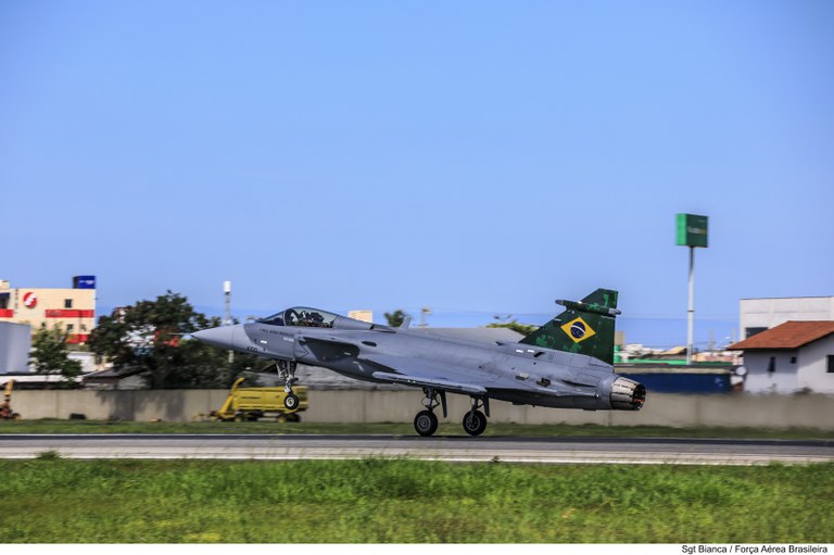 Aeronave Gripen realiza primeiro voo em espaço brasileiro