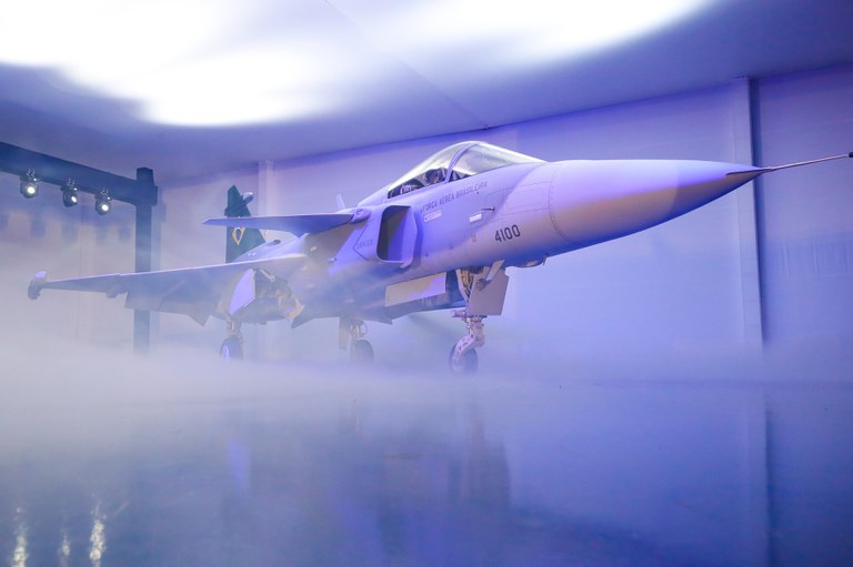 Comando da Aeronáutica apresenta a autoridades caça F-39 Gripen