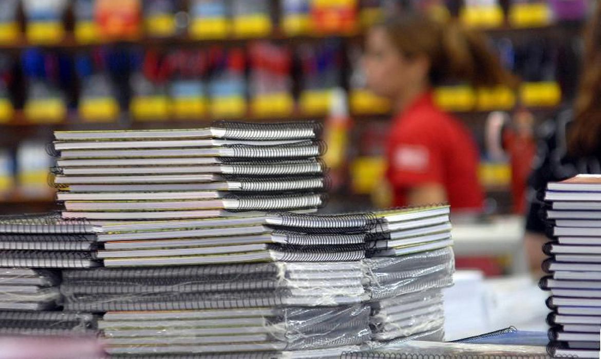 Fique atento na hora de comprar materiais escolares