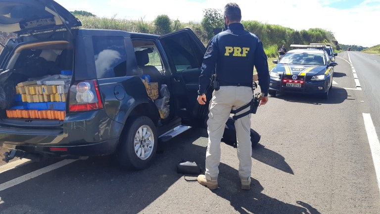 PRF apreende quase 600 kg de maconha em Mandaguari (PR)