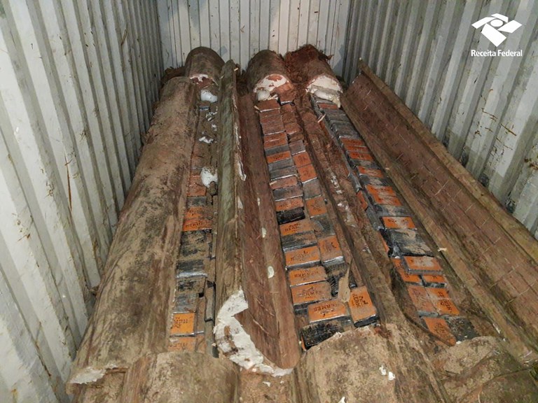 Receita Federal apreende 340kg de cocaína dentro de toras de madeira