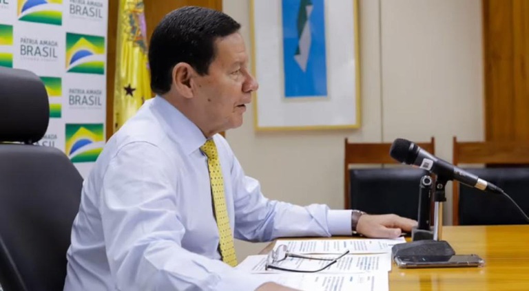 Em programa de rádio, Mourão fala sobre fiscalização na Amazônia