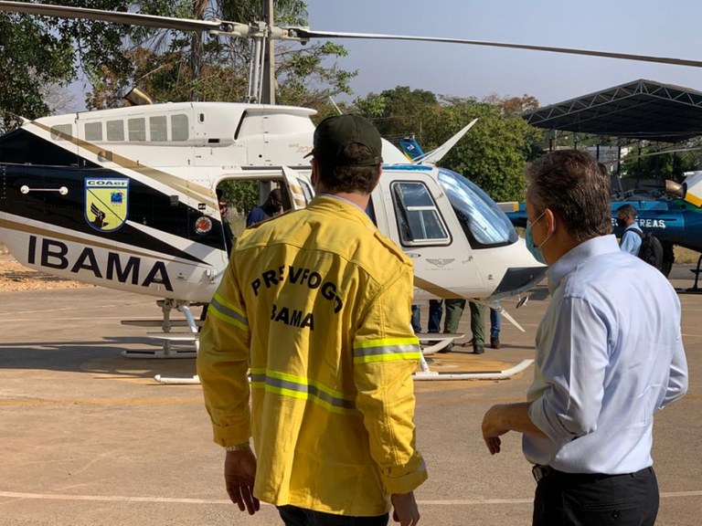 Ministro do Meio Ambiente sobrevoa áreas atingidas pelo fogo no Mato Grosso