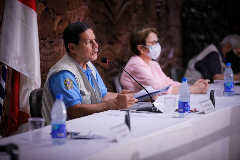 Embaixadores visitam laboratório de investigação criminal na Amazônia
