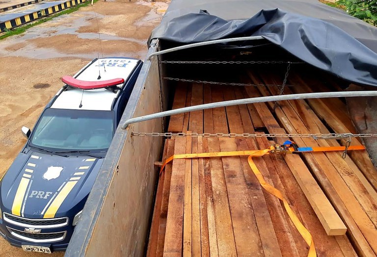 PRF identifica transporte irregular de madeira no Amazonas