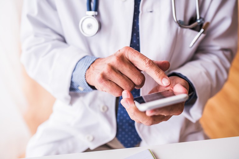 Validador de prescrições e atestados médicos digitais tem versão mobile e mais completa