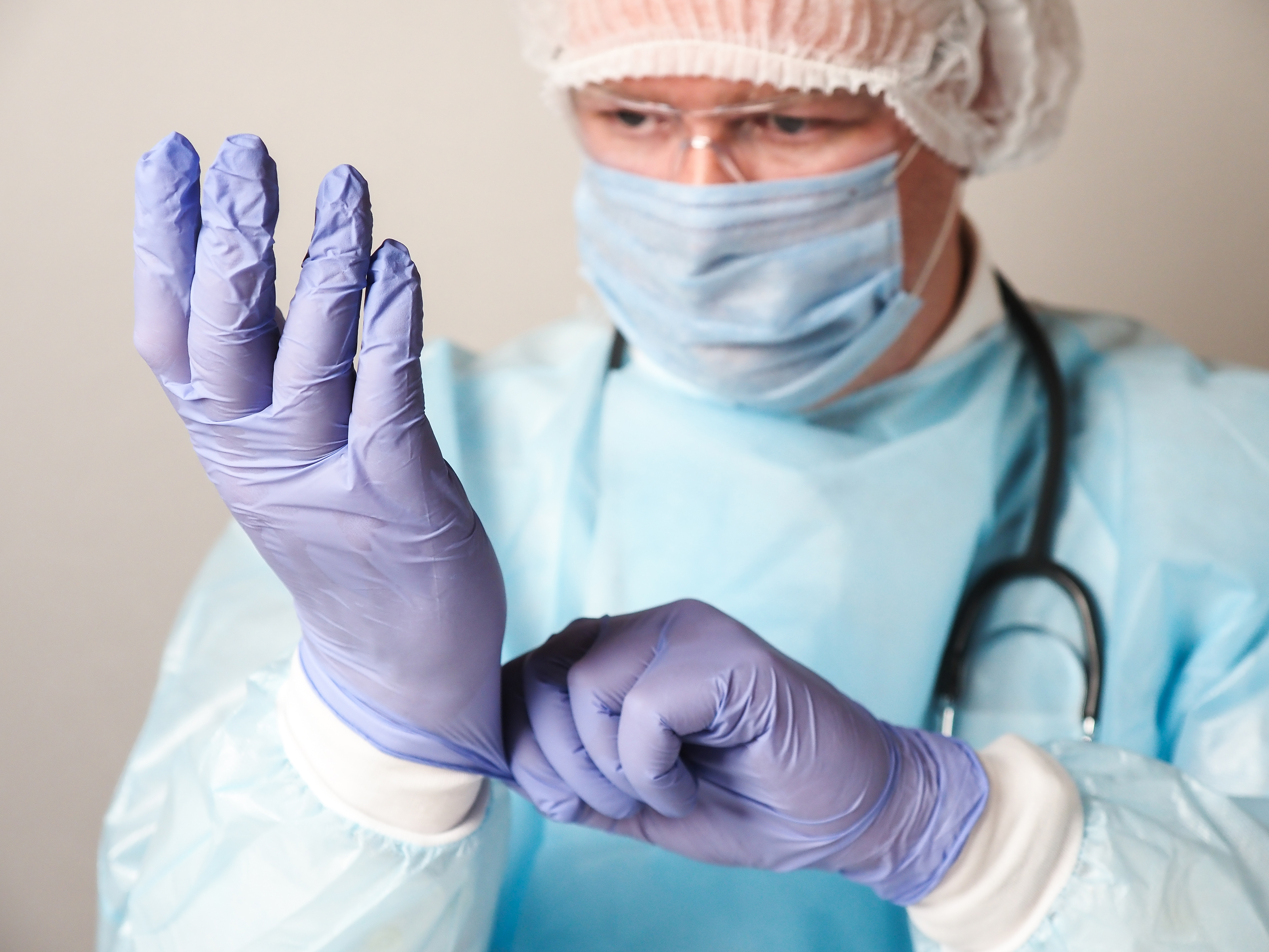 Médico com equipamento de proteção individual
