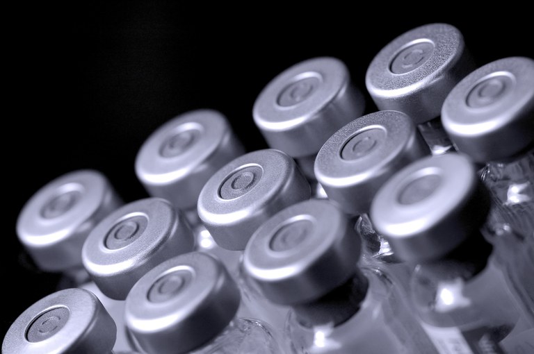 Anvisa autoriza retomada de testes da vacina de Oxford