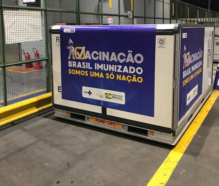 Duas milhões de doses da vacina Astrazeneca/Oxford chegam da Índia