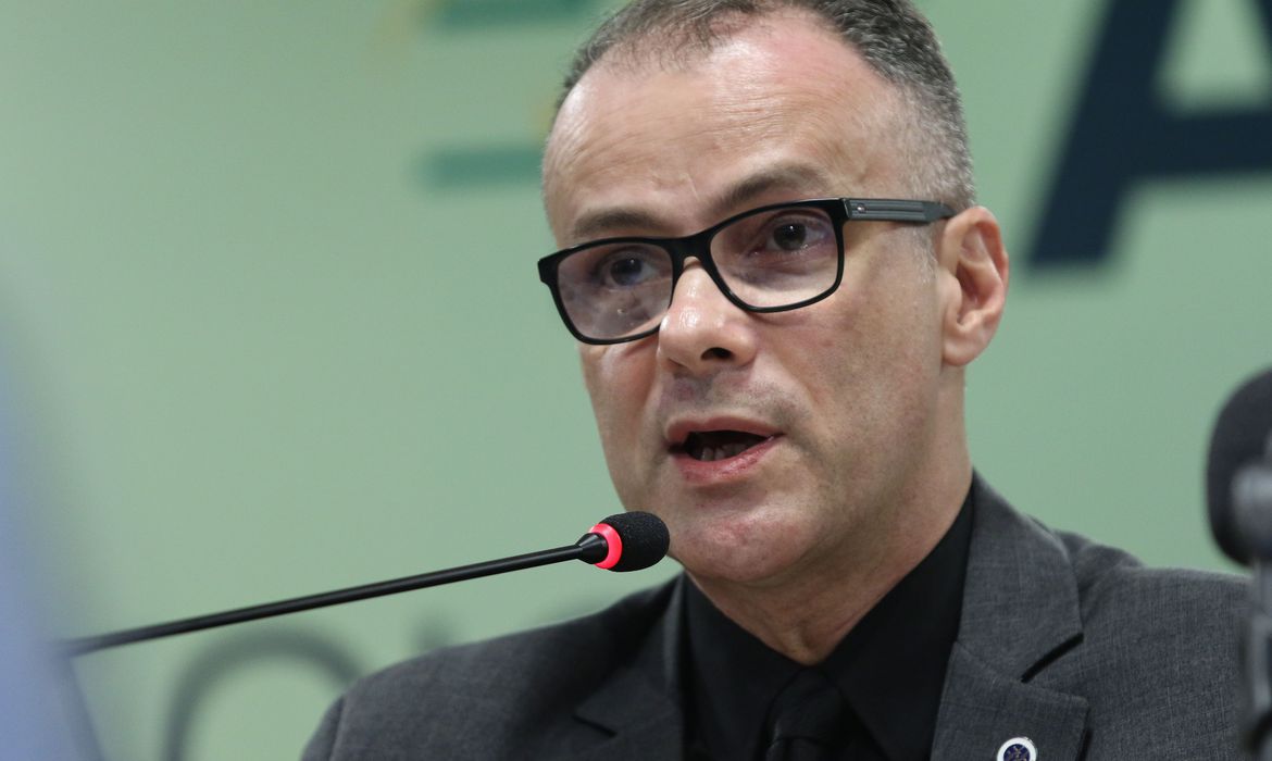 Entenda as principais diferenças entre uso emergencial e vacinação em massa