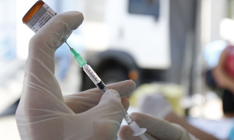 Governo já enviou doses da vacina contra a Covid-19 para imunizar 100% dos idosos previstos na primeira etapa
