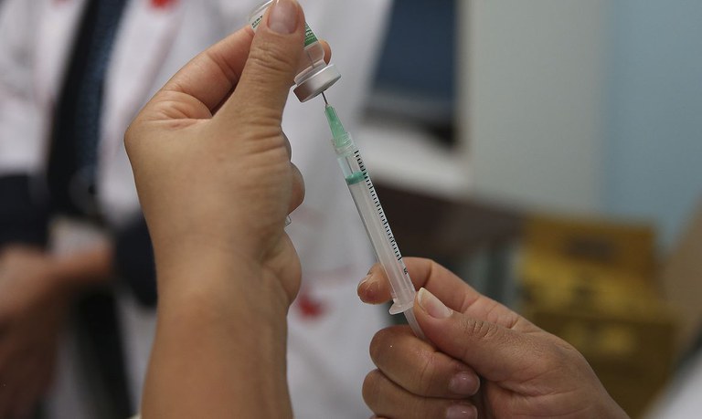 Ministério da Saúde assina contrato por 10 milhões de doses da vacina Sputnik V