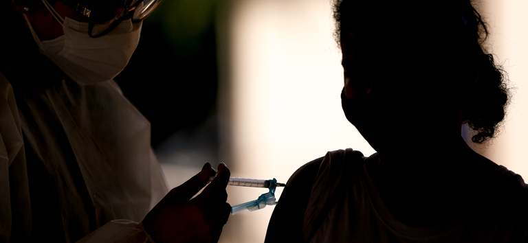 Outubro é o mês com menor número de mortes por Covid-19 desde abril de 2020