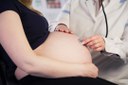 Exames com mulheres grávidas e seus bebês