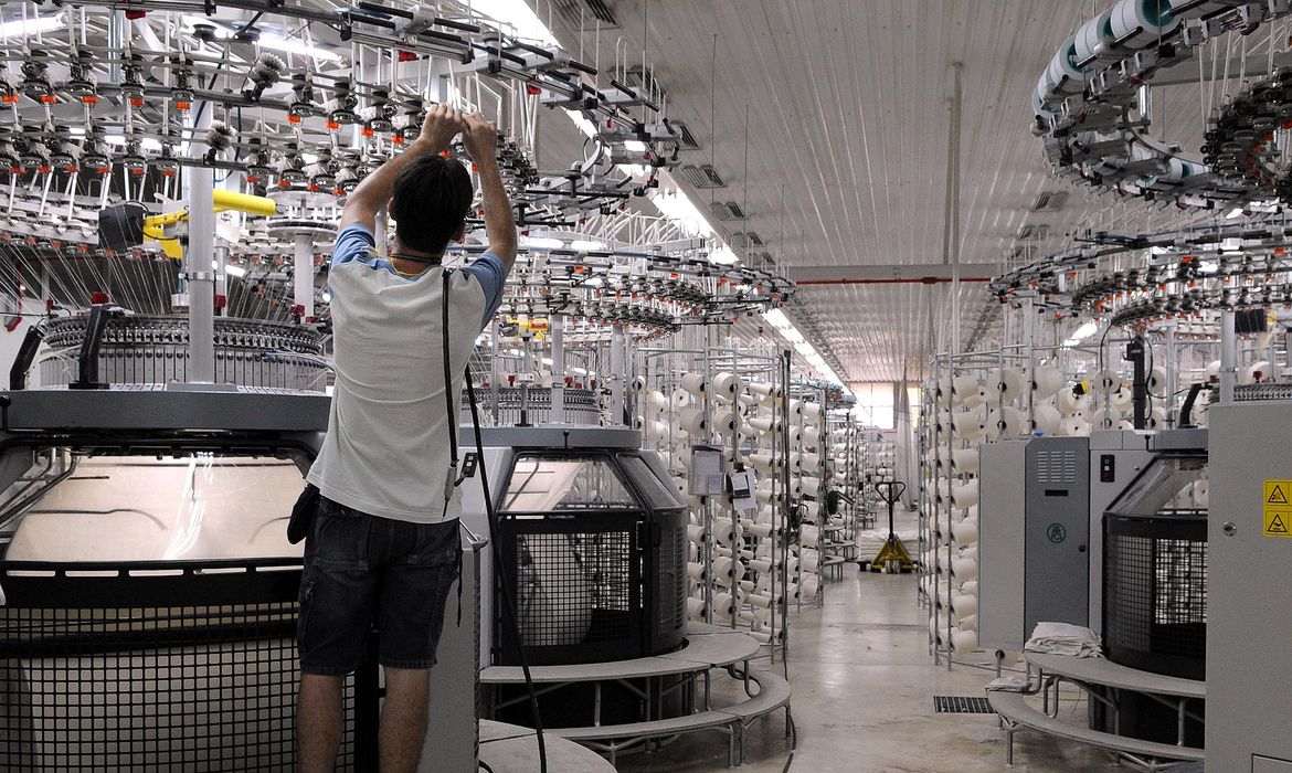 Governo estuda estratégias para aumentar a inserção de jovens