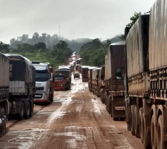 Caminhões trafegando pela rodovia antes da pavimentação Foto: Dnit
