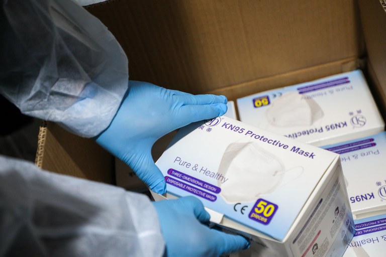 Vale doa carga de máscaras e kits de testes rápidos