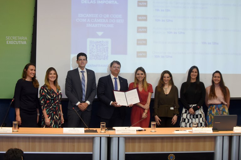 Ministério assina acordo para incentivar a presença de mulheres no setor de infraestrutura