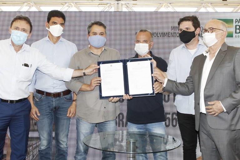 No Nordeste, ministro anuncia obra de barragem e entrega moradias populares