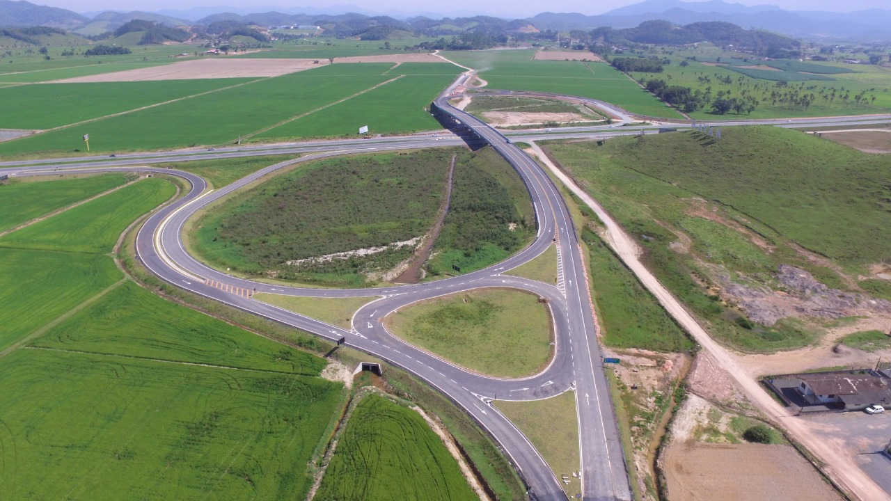 Viaduto de acesso a Ilhota, na BR-470/SC, é entregue