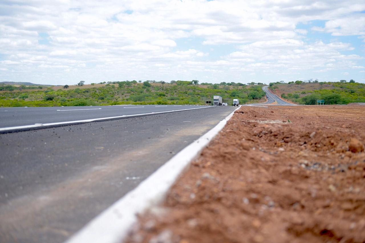 Governo entrega mais 77,6 quilômetros de pista pavimentada na BR-235/BA
