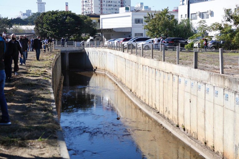 Entregue obra de drenagem e canalização em Criciúma (SC)