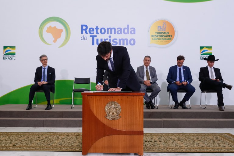 Governo anuncia plano de Retomada do Turismo