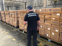 Receita Federal acompanha a chegada de 73 toneladas de máscaras e testes para detecção da Covid-19 no aeroporto de Guarulhos